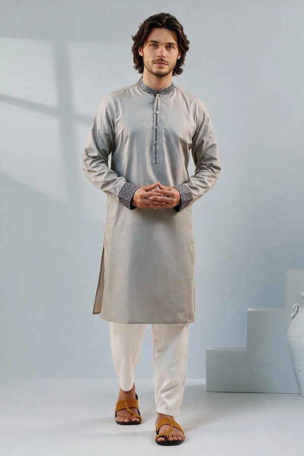 Panjabi bangladais : longue robe grise à bordures décorées et pantalon blanc cassé sur un mannequin homme