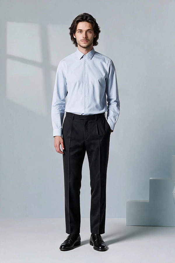 Mannequin masculin en chemise habillée bleu clair à manches longues et pantalon noir, photo en pied en studio