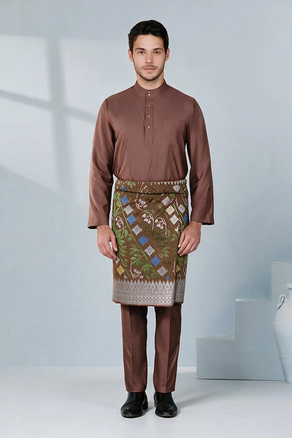Baju melayu malaisien : haut marron à col mandarin avec ceinture en tissu décoré à la taille sur un mannequin homme
